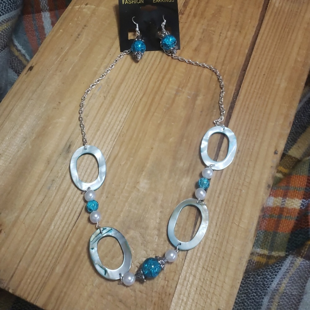NEW Fashion jewelry, earring, and necklace set